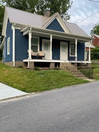 Cozy Cottage walking distance to Downtown!