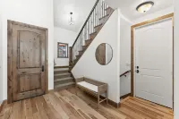 Hot tub, 2 primaries, 180° view of Deer Valley, 1GB wifi, pets welcome