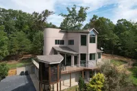 Gorgeous getaway: 10 private acres w/ Hot Tub in GW forest near Shenandoah River
