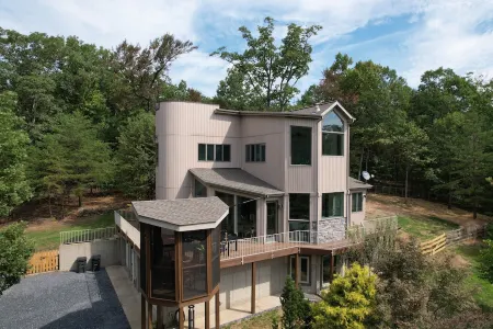 Gorgeous getaway: 10 private acres w/ Hot Tub in GW forest near Shenandoah River