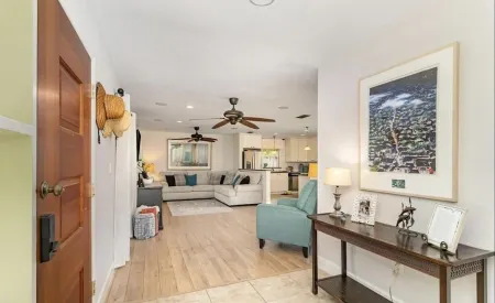 Modern Home with a Private Lap Pool - 3 Blocks to a Gorgeous Beach! Отели рядом с достопримечательностью «Парк Блу Тертл Ньюс Эт Глисон»