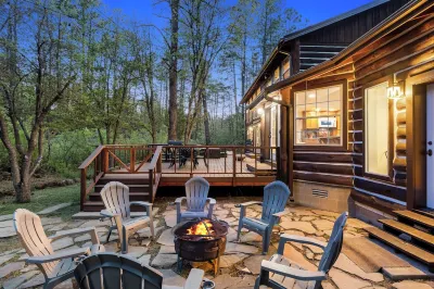 4,100 sf Luxe Log Cabin on the Creek. - 2 Ensuites, Kid Friendly, AC, Slps 18