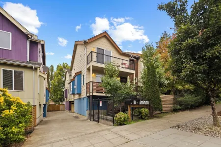 Charming 3BR Townhome near DT Seattle W/ Balcony! Отели рядом с достопримечательностью «Алки Пойнт Лайтхаус»