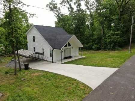 Ocoee Getaway￼ house with hot tub and fire pit