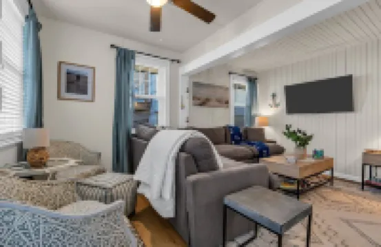 Entire Cottage. 2.5 blocks 2 beach. BBQ Grill. 4 beach badges.