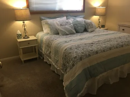 Cute 2 Bedroom 1Bath; Sports Village - Sleeps 6 Отели в г. Санкт-Джордж