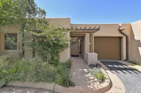 2 Bedroom, 2 Bathroom Luxury Townhome; 0.3 miles to Canyon Rd;  AC; Lovely Views