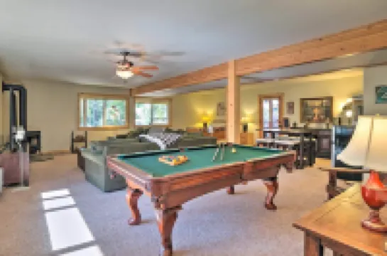 Huge Cozy Cabin 3 Bed Rooms, loft, Game/bedroom, Spa