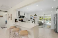 BeachBlue Lagoon" Heated Pool! Close to everything.