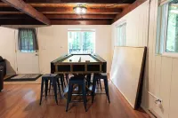 Serene chalet with fire pit, hot tub and barrel sauna in Shanty Creek