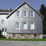 House in the UNESCO Biosphere Reserve VESSERTAL 700 m asl for 1-12 people, 154 sqm 鄰近蘇爾火車站的酒店