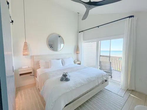 Modern Beachfront Condo: Views from Every Room Heated Pool+ Ferry+ Parking!!
