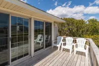 Oceanside home, 3 min walk to beach with Private Pool and Hot Tub!