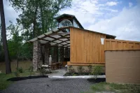 2 Bedroom Cabin w/Hot Tub surrounded by Big Thicket National Preserve.  Private! 哈丁縣住宿飯店