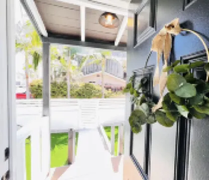 Steps to the Sand-Upscale Beach Cottage