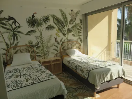 Bright 6-seater apartment overlooking the Marina