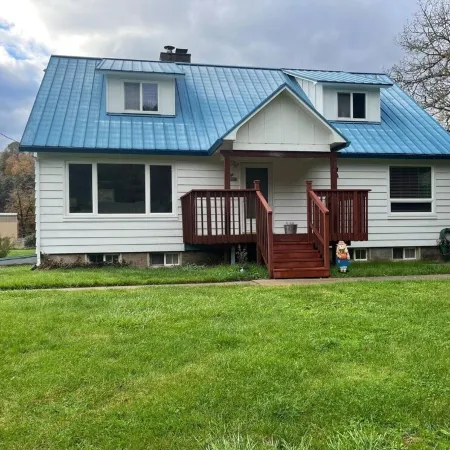 Cozy retreat on 3 acres near Lost Creek Lake. Pet Friendly