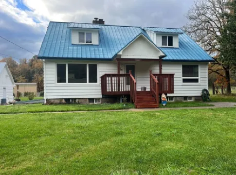 Cozy retreat on 3 acres near Lost Creek Lake. Pet Friendly