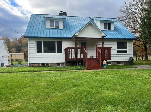 Cozy retreat on 3 acres near Lost Creek Lake. Pet Friendly