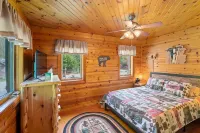 Beautiful Sacandaga Lake Cabin in Adirondacks w/ private lake access