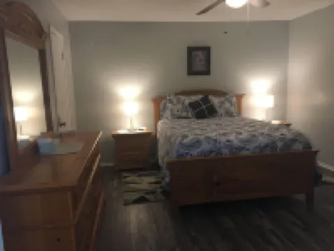 Cozy Modern 1 Bed 1 Bath next to Park! Hoteles en Van