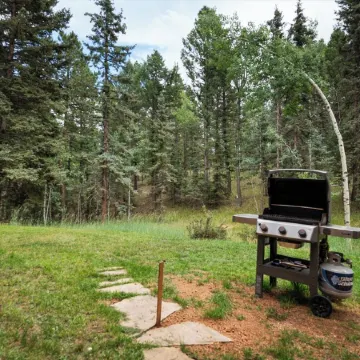 Pikes Peak Adventure Basecamp: Hot Tub, Arcade, Deck & BBQ