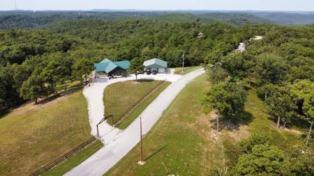 Apartment, Mountain View/Personal Deck Bikers Welcome. Mins to DT Eureka Spgs.