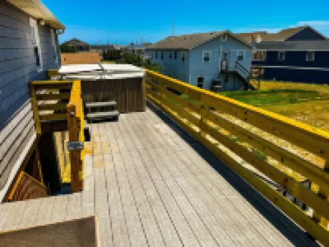 Pet friendly beach house w/ Hot Tub - Short 0.4 mile walk to beach!