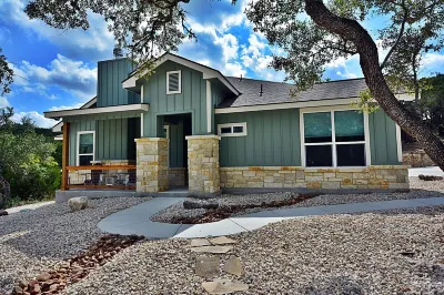 Simply Irresistible, Family & Pet Friendly, 5 Minutes to Lake & River Hotels near Camp Fimfo Texas Hill Country