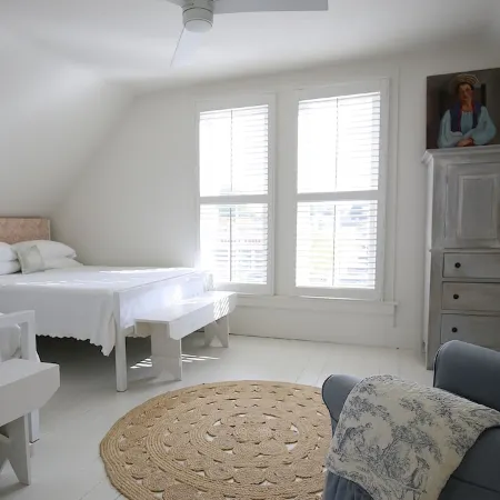 Downtown Charlevoix Boutique Cottage #1