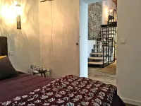 Contemporary bright apartment on Quai Royal with large terrace Sèt