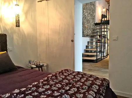 Unique!! unusual! Charming apartment with large garden 10 m from the Royal Canal Отели в г. Сет