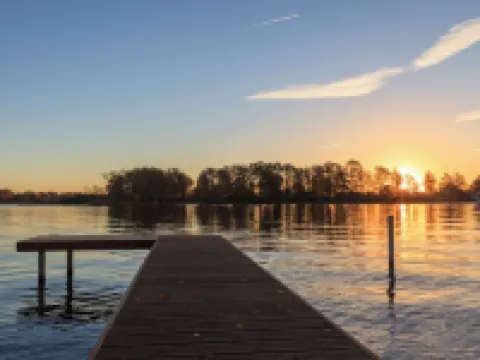 House on the Havelbogen directly on the water with canoe and jetty, terrace apartment Hotéis em Werder
