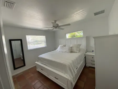 Beach style living in privacy.  One mile from beaches, and Mercato's excitement. Отели рядом с достопримечательностью «Ровер Ран»