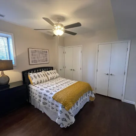 Amazing LAKEFRONT Main Lake 5BR/3.5BA House. Quiet Cove, Close to Everything.