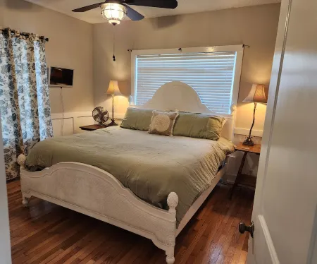 Charming Florida Cottage – Steps from St. Joe Bay with Top-Notch Amenities! Отели в г. Порт-Сент-Джо