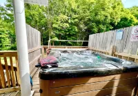 Trailside #1 Winter Fun Retreat~ Ski, Snowboard, Snowmobile, HotTub, Hiking