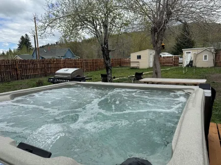 The Spruce House on Rock Creek- Hot Tub, 2 Kings, 2 Queens/ 2 bath, Fenced Yard Отели в г. Ред Лодж