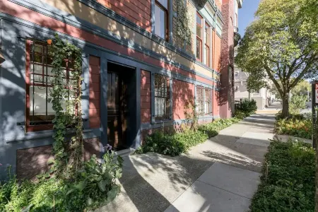 Victorian Painted Lady Studio, one block from Haight & Ashbury Отели рядом с достопримечательностью «Парк Мишен Долорес»
