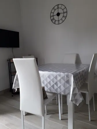 T2 refurbished beach shops on foot in Vaux/Mer (between Royan and St palais)