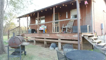 Rustic cabin on the Texas Red River Отели в г. Уилбаргер