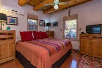 Favorite Downtown Adorable Adobe ~ 8 min walk to Plaza