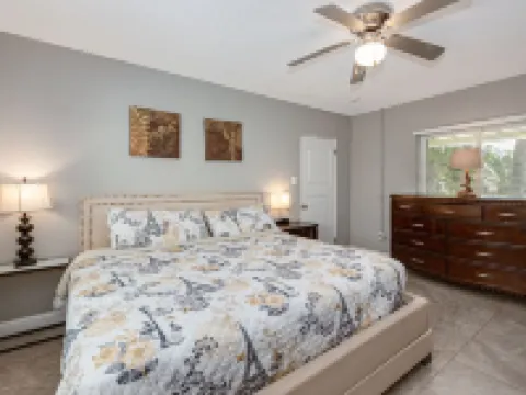 Beautiful downtown Melbourne Beach renovated apartment one block from the beach! 墨爾本海灘酒店