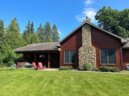Lodge-Style Northwoods Home Permit: TBES-BBSMJP Отели в г. Амникон