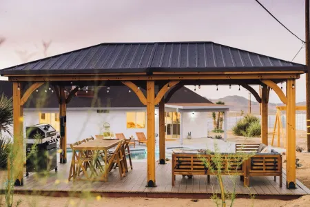 Private pool & house-10 min from the park. SALTWATER Pool and SPA, EV Charger.