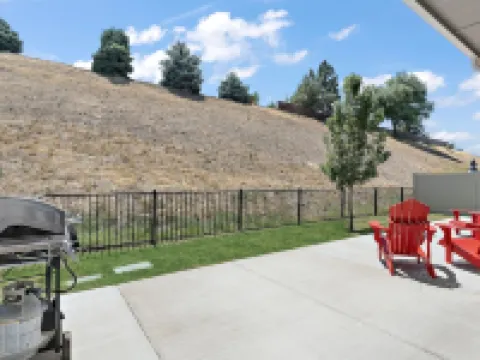 Comfy “Idahome” just minutes from downtown Eagle. A perfect 3BR family gem! Hotels in Eagle