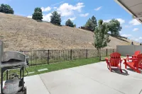 Comfy “Idahome” just minutes from downtown Eagle. A perfect 3BR family gem!