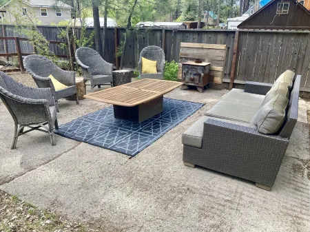 Multi-Generation retreat! Pet friendly w/ fenced yard. 5 min to lake & trails. Отели рядом с достопримечательностью «California Historical Landmark 780-6: Transcontinental Railroad in Truckee»