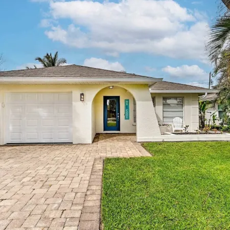 Reyo de Sol, a Remodeled Tropical Home with Private Heated Pool, Near Beach!