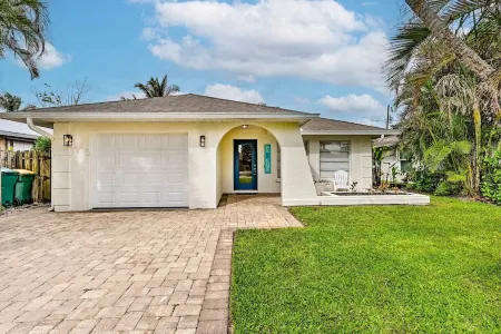 Reyo de Sol, a Remodeled Tropical Home with Private Heated Pool, Near Beach!